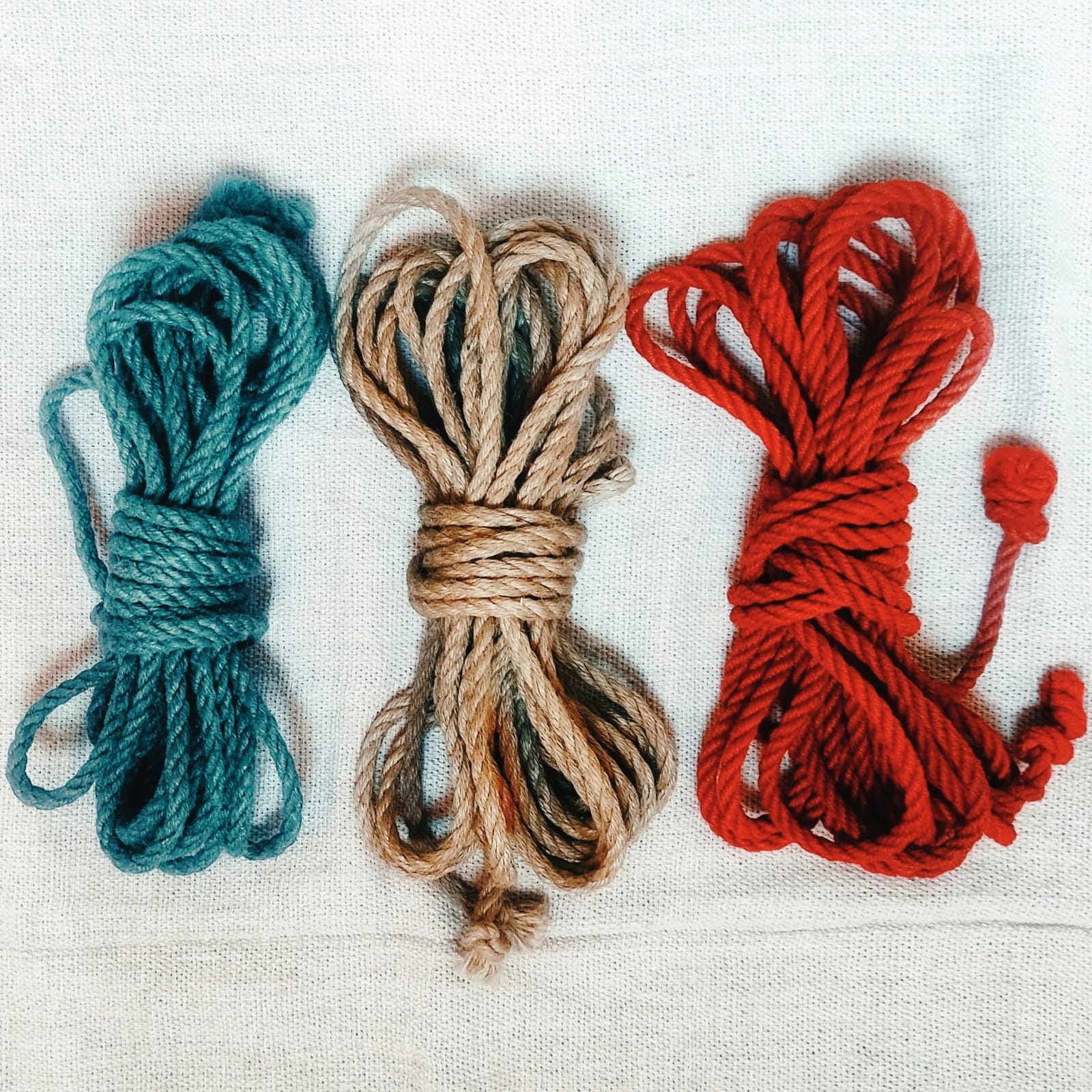 KIT SHIBARI INICIANTE BY JUNO NEDEL - 2 Cordas de Juta + Tesoura de Segurança